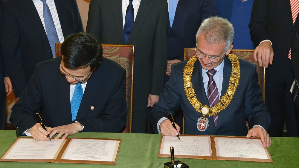 Signing the MOU with Shanghai – (from left: Deputy Mayor Zhou Bo, Mayor Peter Feldmann)