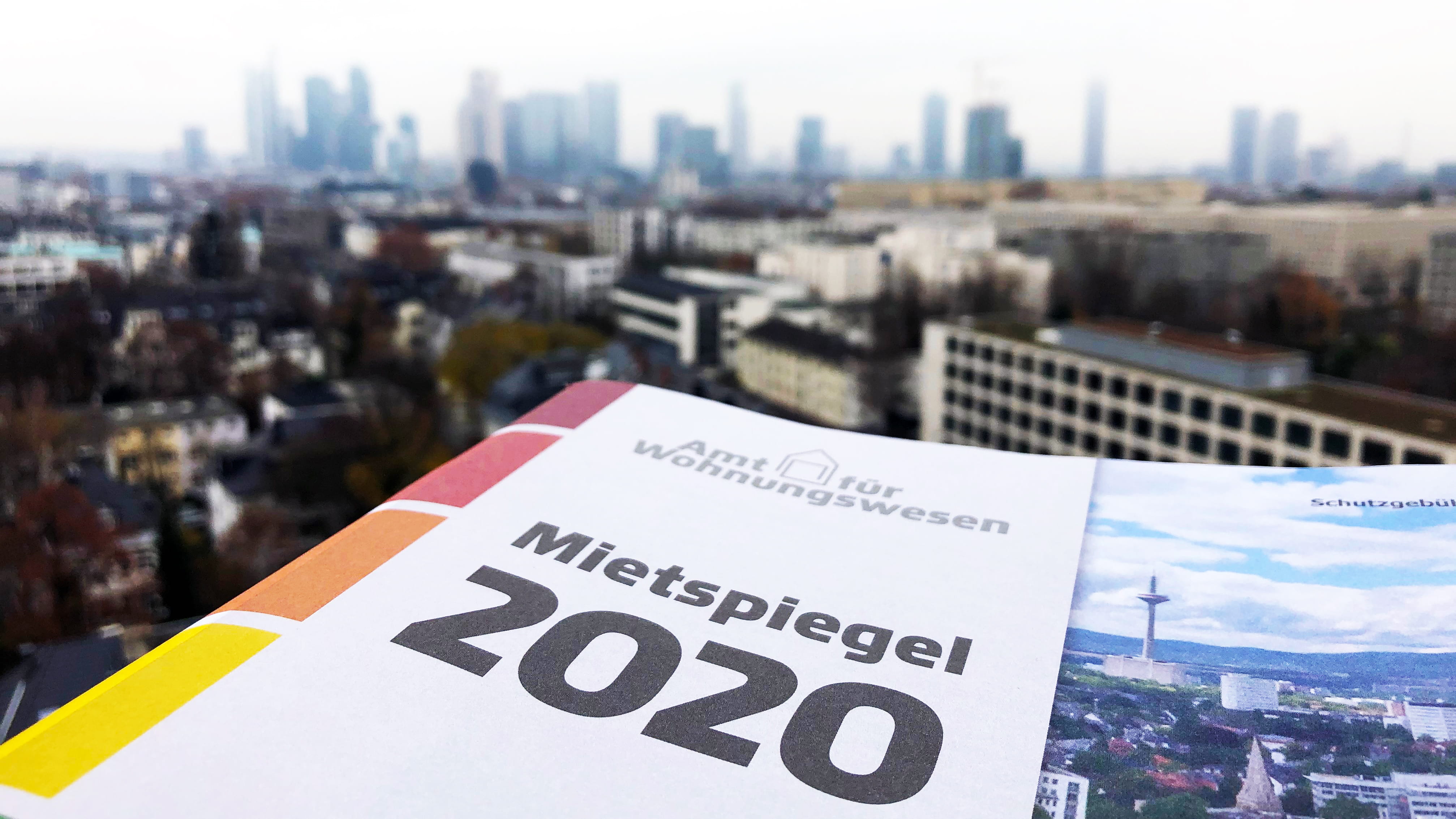 The brochure of the Rent Index 2020 of the City of Frankfurt am Main is set against the skyline of Frankfurt, Photo: JS