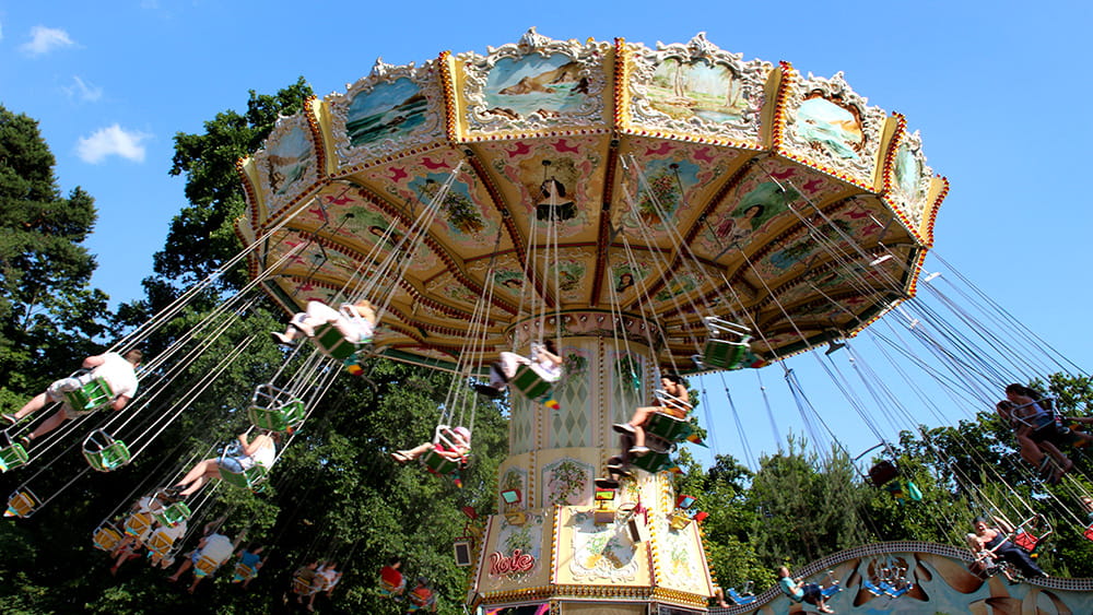 Swing carousel at the Wäldchestag,  (c) Stadt Frankfurt am Main, Photo: Stefan Maurer