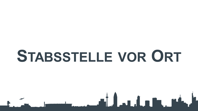 Schriftzug Stabsstelle vor Ort auf weißen Hintergrund über grauer Frankfurter Skyline