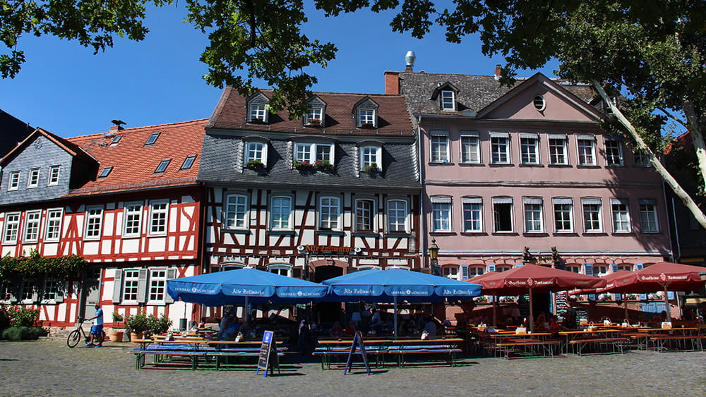 Restaurants auf dem Schlossplatz in Höchst, (c) Stadt Frankfurt am Main, Foto: Stefan Maurer