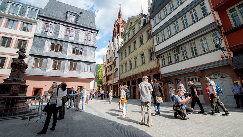 Besucher der neuen Altstadt auf dem Hühnermarkt, links der Stoltze-Brunnen, (c) Stadt Frankfurt am Main, Foto: Salome Roessler