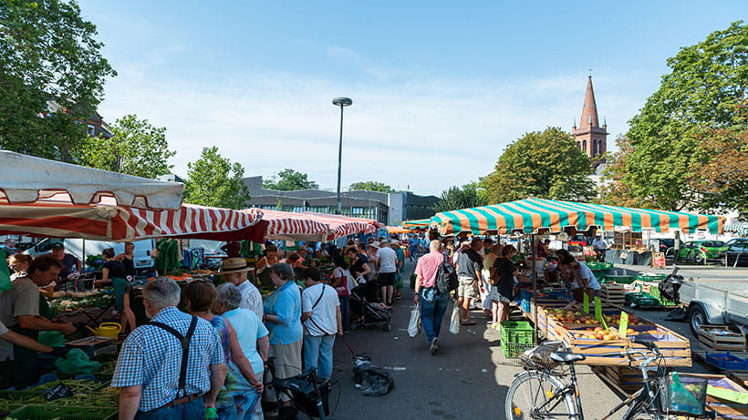 Markt - Wochenmarkt - Markthalle Hšchst, aufgenommen am Freitag (26.07.2019) in Frankfurt am Main. Foto: Salome Roessler 