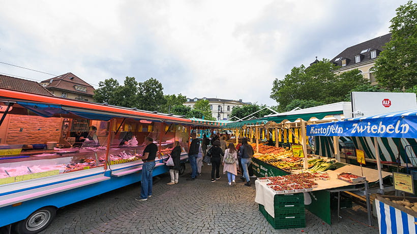 Markt - Wochenmarkt - Sachsenhausen - SŸdbahnhof, aufgenommen am Freitag (12.07.2019) in Frankfurt am Main. Foto: Salome Roessler 