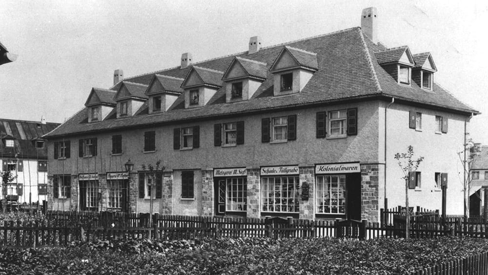 Siedlung Riederwald, Ladenhaus, im Erdgeschoss Metzgerei M. Sieß sowie ein Kolonialwarenladen von Schade & Füllgrabe, ca. 1924