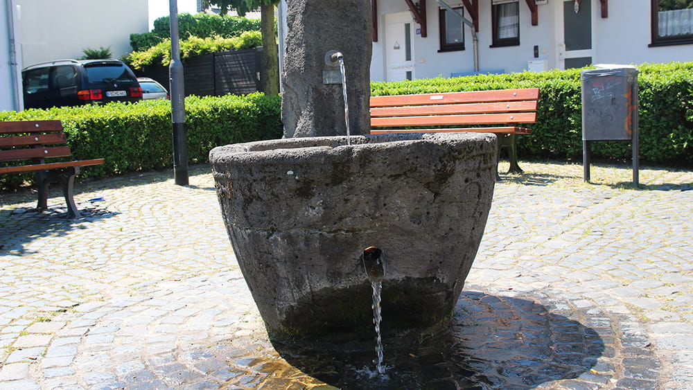 Der Brunnen mit historischem Taufbecken in Nieder-Erlenbach, (c) Stadt Frankfurt am Main, Foto: Stefan Maurer