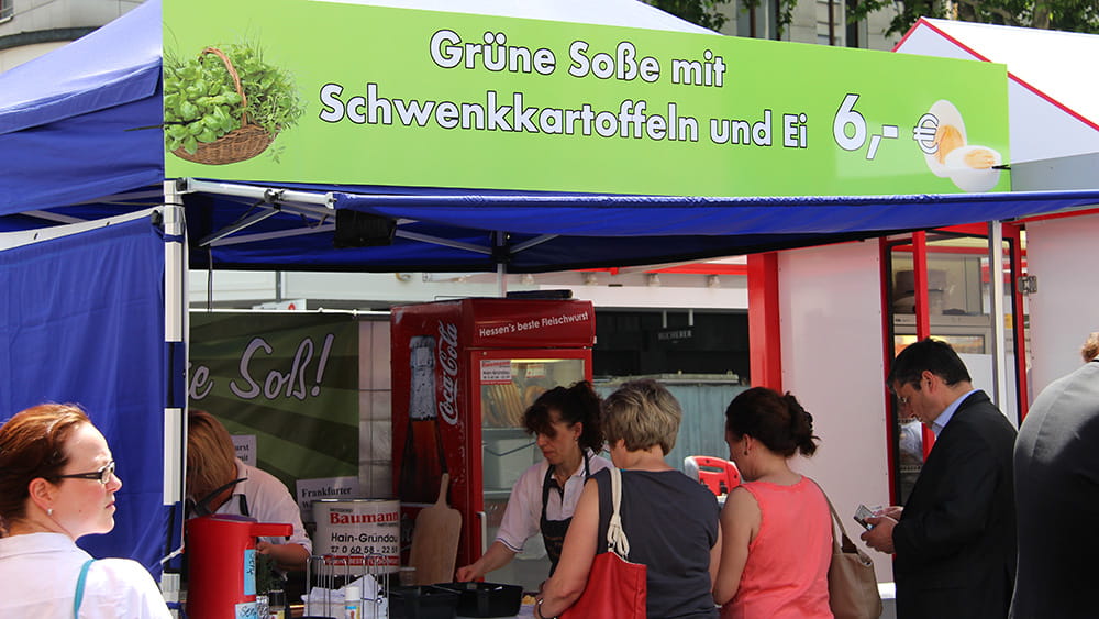 Besucher und Gastronomie beim Grüne-Soße-Festival 2014, Foto: Stefan Maurer