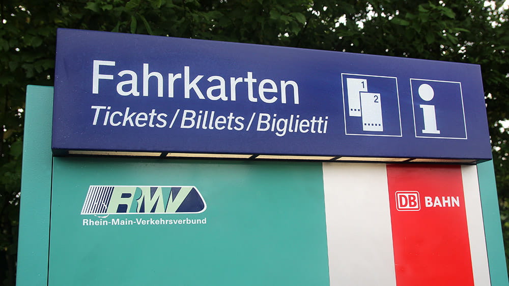 Ein Fahrkartenautomat des RMV, (c) Stadt Frankfurt am Main, Foto: Stefan Maurer