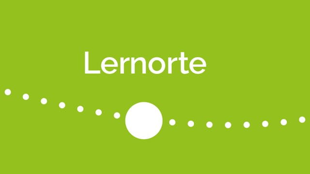 Visuelle Darstellung einer Teilstrecke auf grünem Hintergrund als weiße gepunktete Linie mit einem großen weißen Punkt als Zwischenstation. Diese Station ist benannt mit Lernorte.