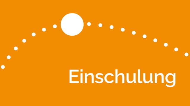 Visuelle Darstellung einer Teilstrecke auf orangenem Hintergrund als weiße gepunktete Linie mit einem großen weißen Punkt als Zwischenstation. Diese Station ist benannt mit Einschulung.