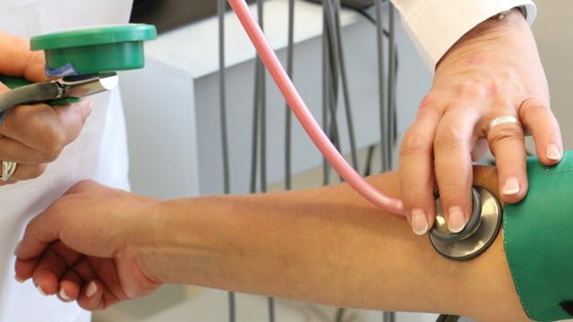 Ärztliche Untersuchung Blutdruck messen