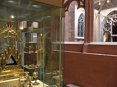 Blick auf einige Ausstellungsstücke im Dommuseum hinter Vitrinen