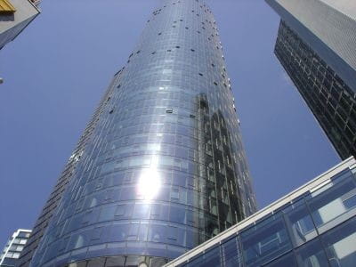 Maintower mit seiner Glasfront von unten fotografiert