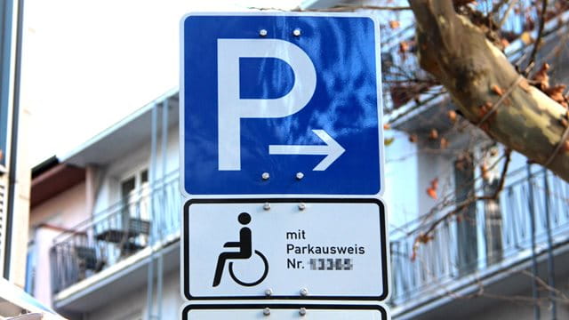 Behinderten-Parkplatz personalisiert; Foto: Stefan Maurer