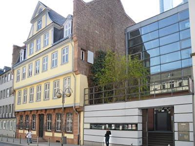 Blick von außen auf Goethe-Haus und Museum