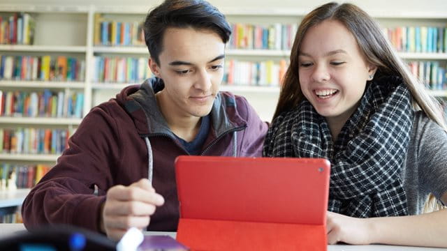 Zwei Jugendliche am iPad in der Schulbibliothek
