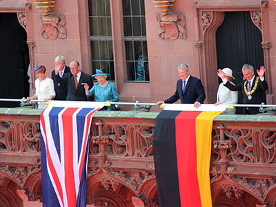 Königin Elisabeth II. winkt vom Balkon des Römers 
