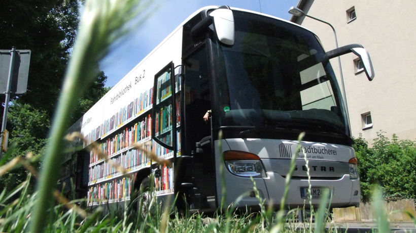 Ein Bus der Fahrbücherei an einer Haltestelle