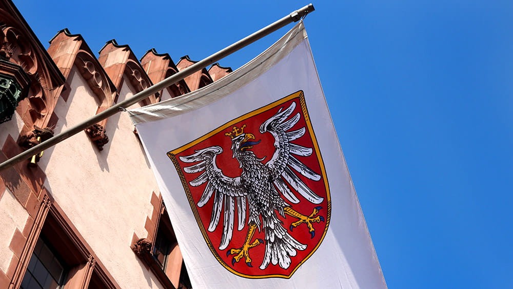Die Fahne mit dem Stadtwappen am Römer, (c) Stadt Frankfurt am Main, Foto: Stefan Maurer