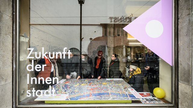 01_Vision Blick durch das Schaufenster der Agentur des städtischen Wandels