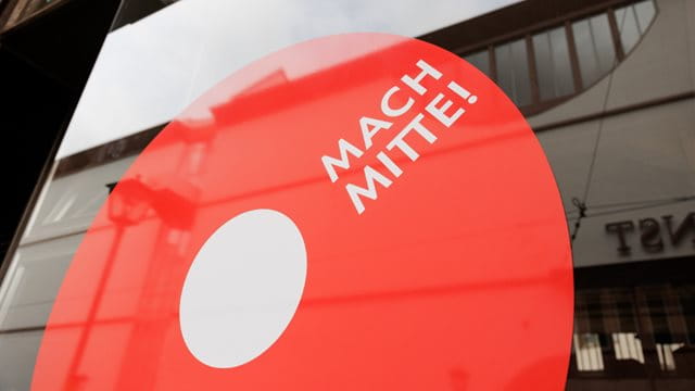 04_Ueber_uns Schaufenster der Agentur des städtischen Wandels mit dem Logo "MACH MITTE!"