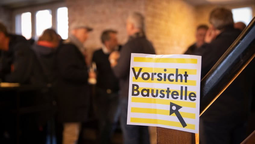 Hinweisschild Baustelle in der Agentur des städtischen Wandels 