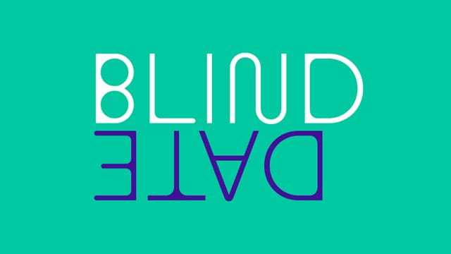 Türkises Bild mit "Blind Date" Schrift in weiß und lila