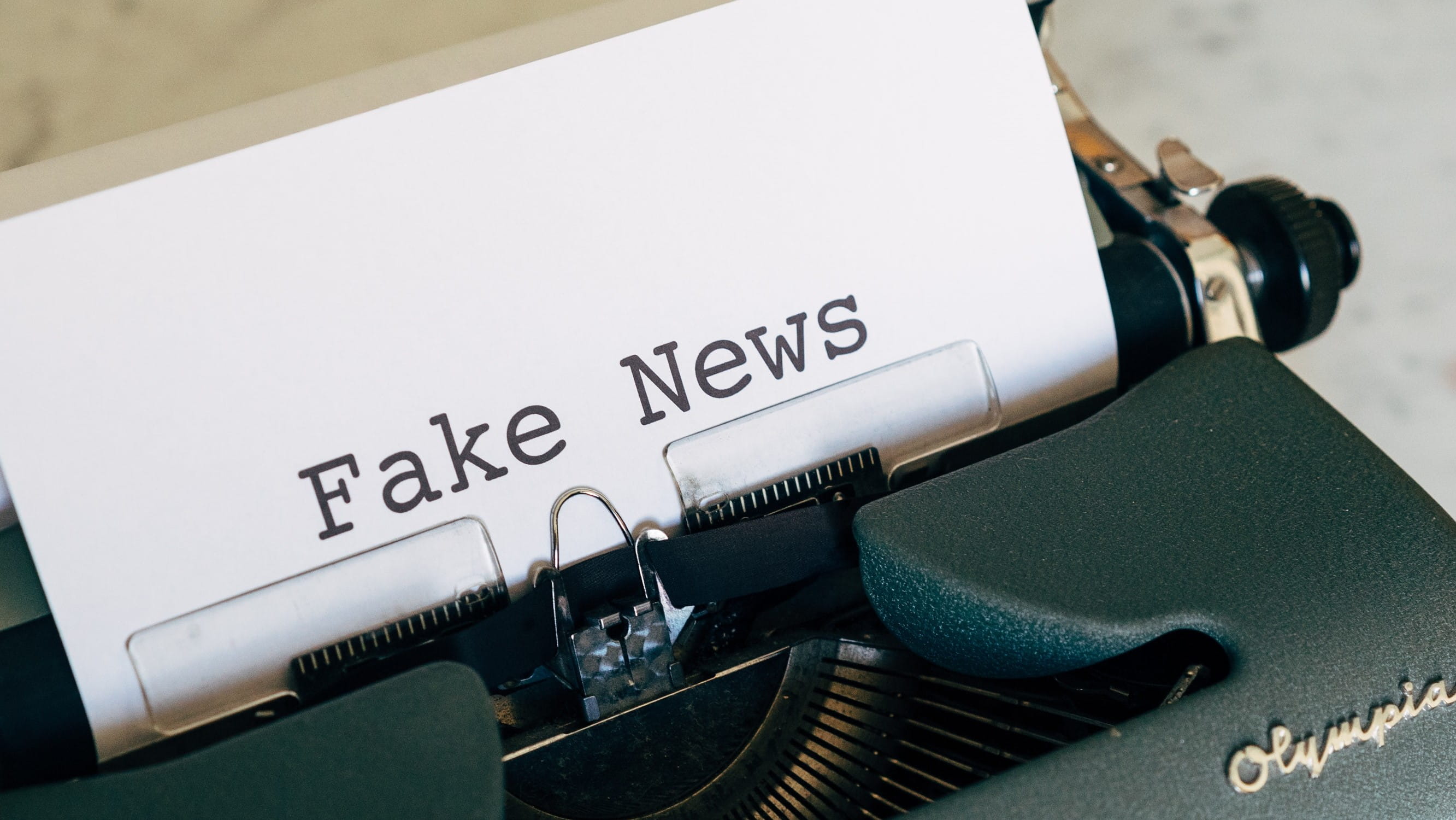 Fake News / Schreibmaschine