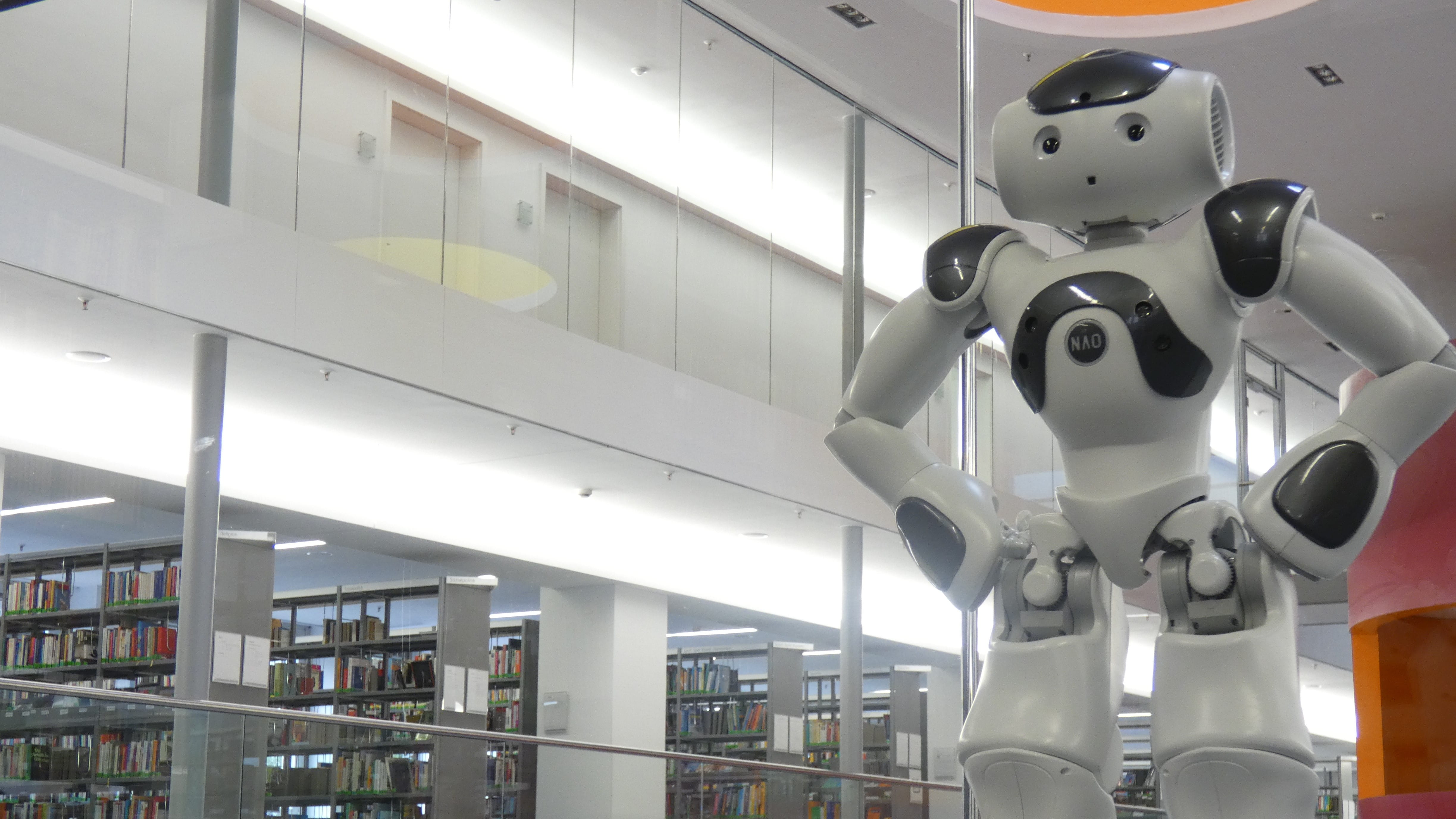 Humanoider Roboter Ada in der Stadtbücherei.