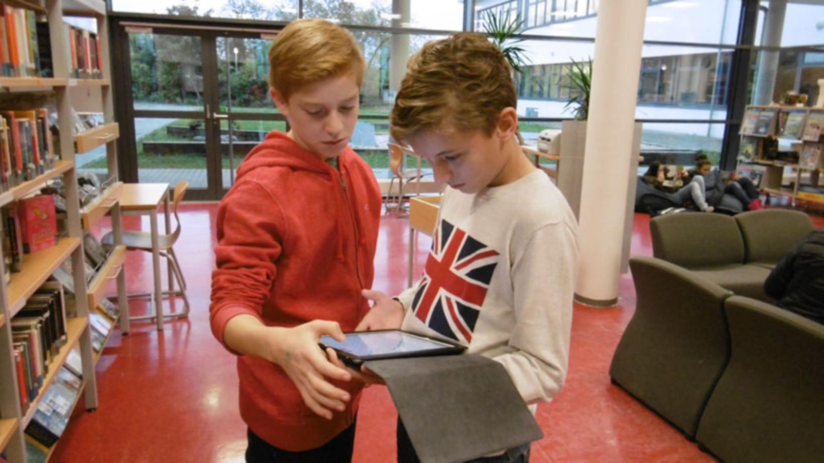 Zwei Schüler am iPad