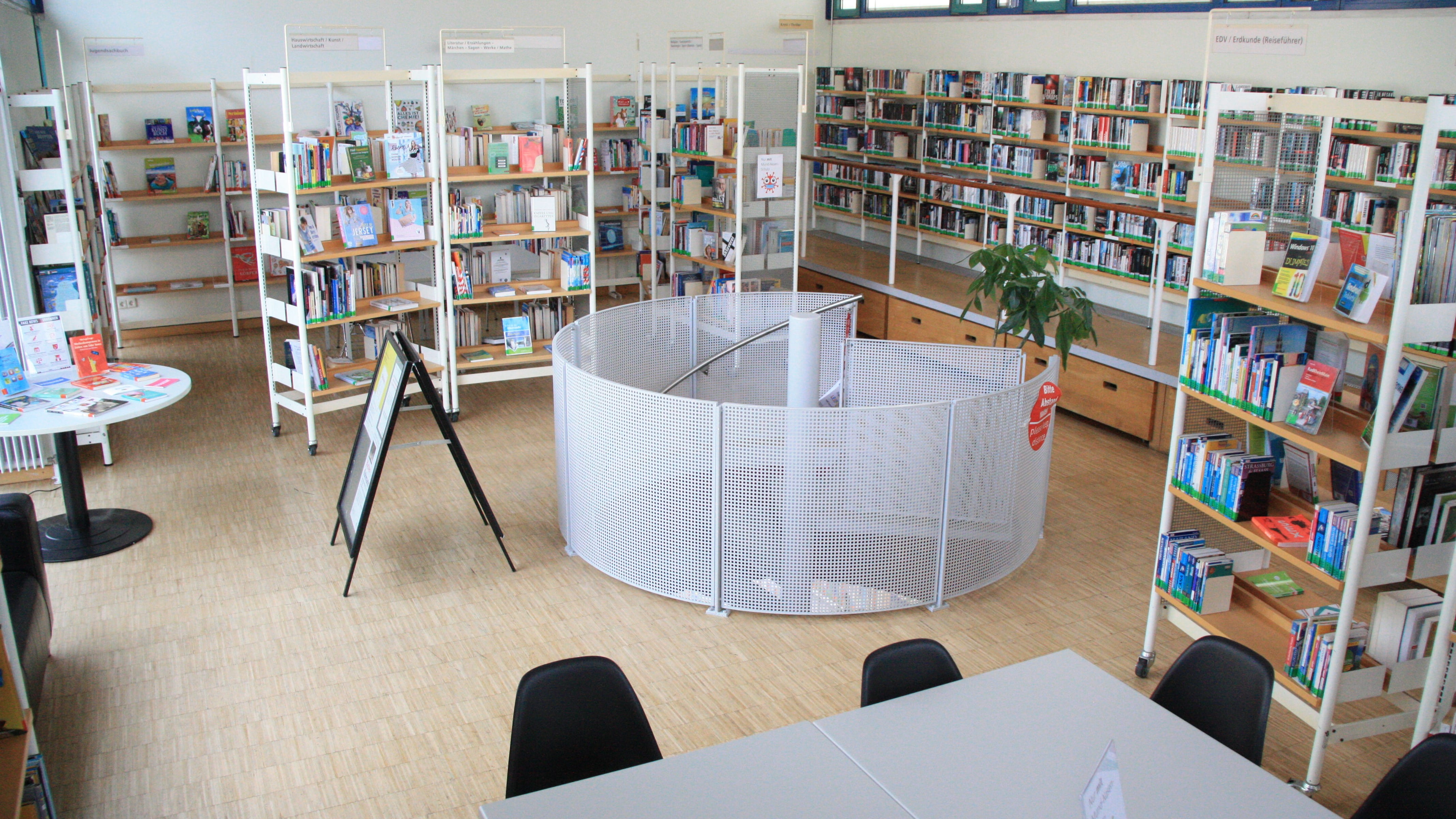 Stadtteilbibliothek Sossenheim innen