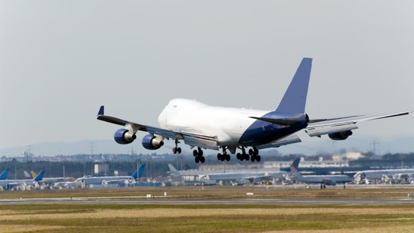 Flugzeug landet am Frankfurter Flughafen