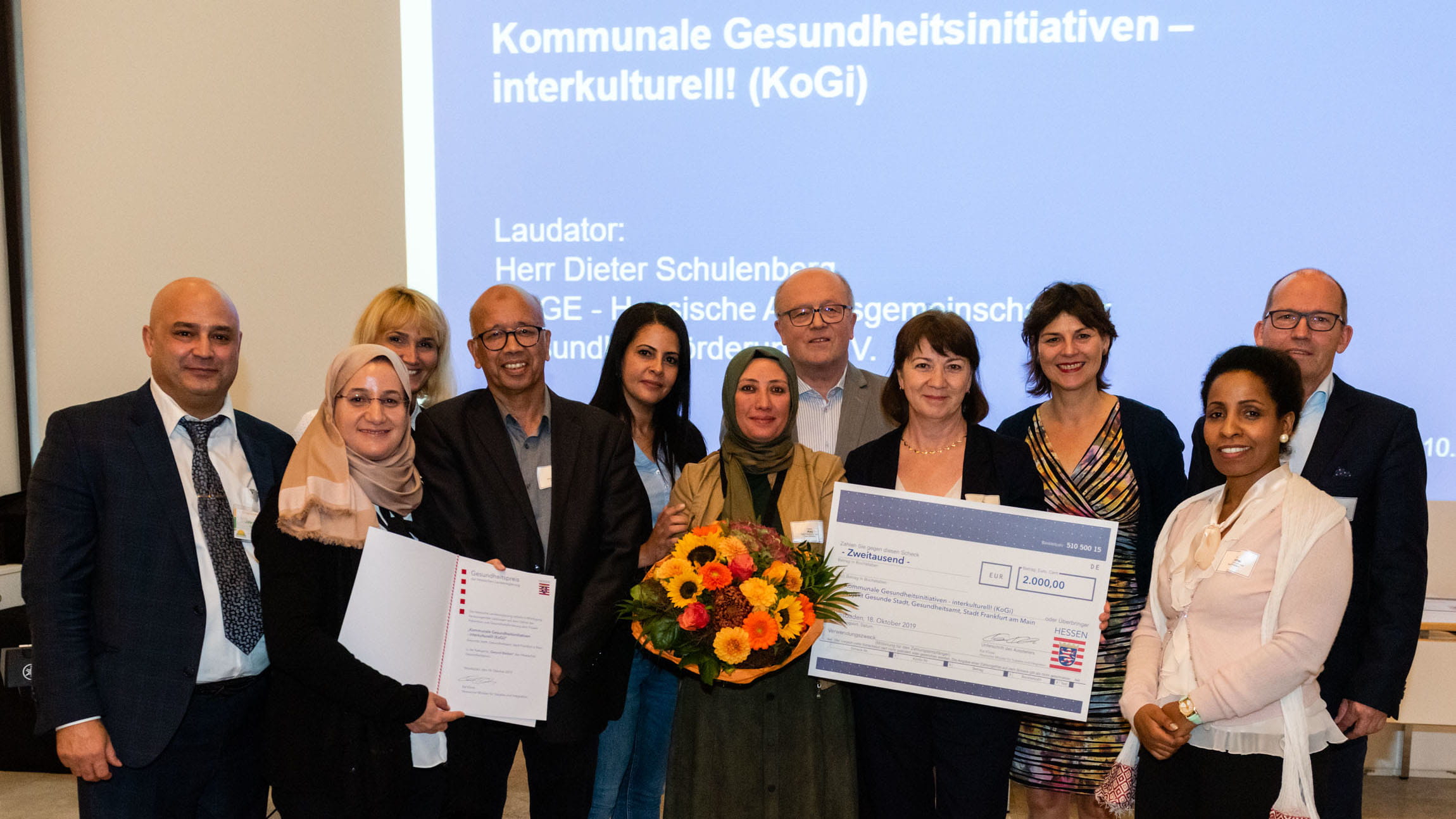 Zeremonie im Hessischen Landtag: Projektverantwortlichen vom Gesundheitsamt Frankfurt und Vertretern der KoGi-Lotsen erhalten einen Preis.