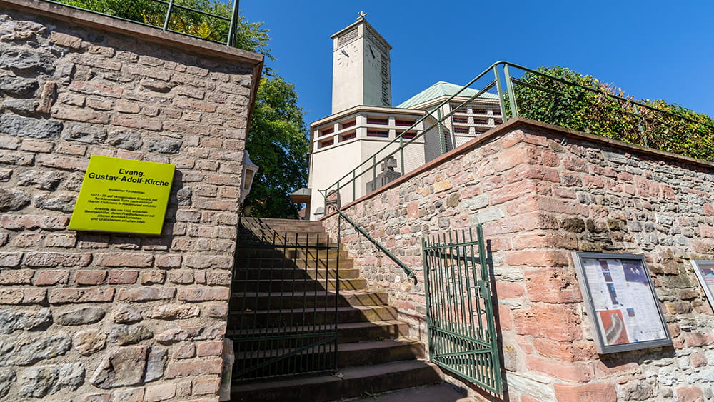 Treppe zur evangelischen Gustav-Adolf-Kirche in Niederursel, Foto: Holger Menzel