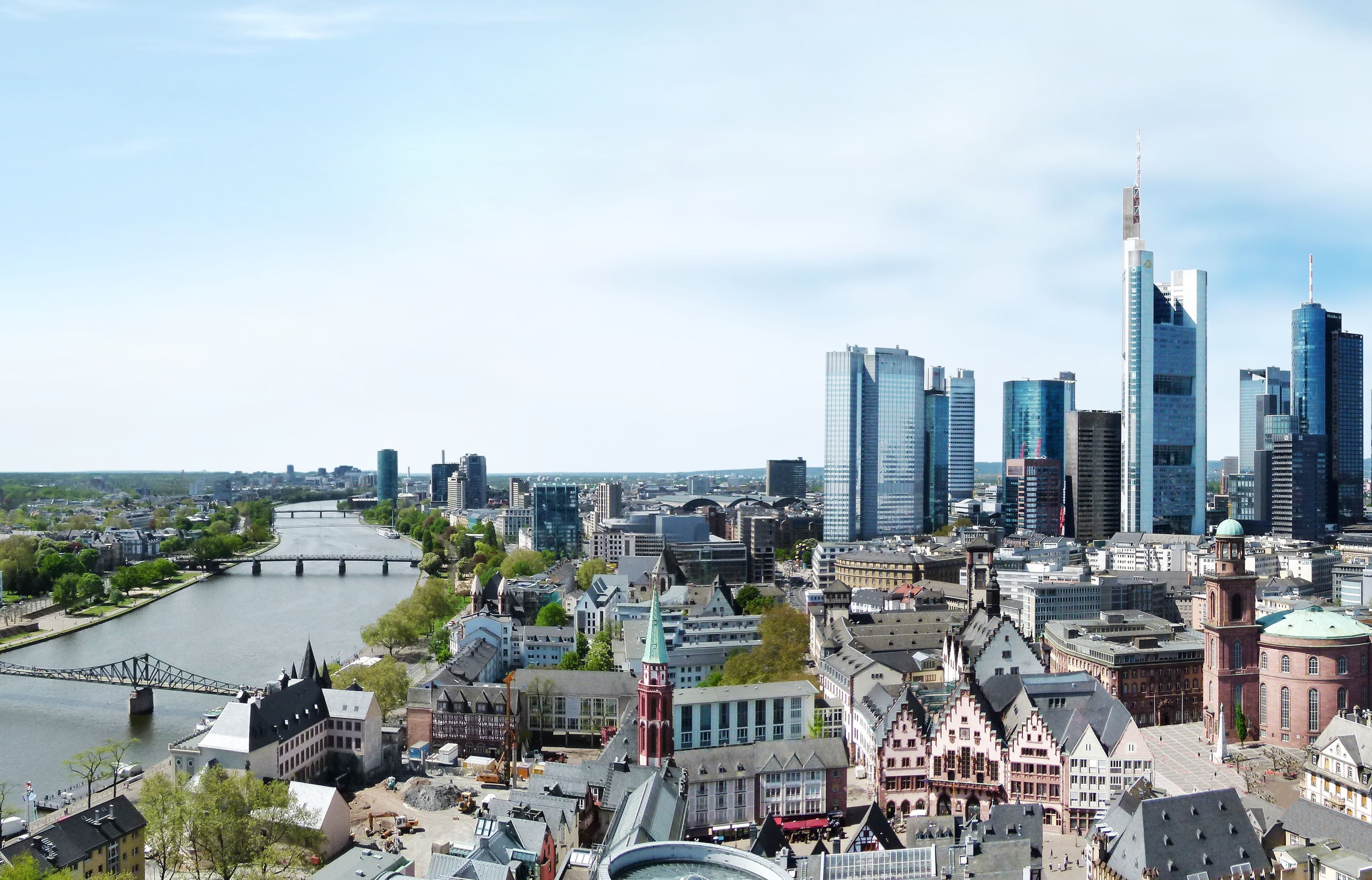 Skyline Frankfurt mit Flussansicht rechts und der Altstadt und dem Römerberg im Vordergrund