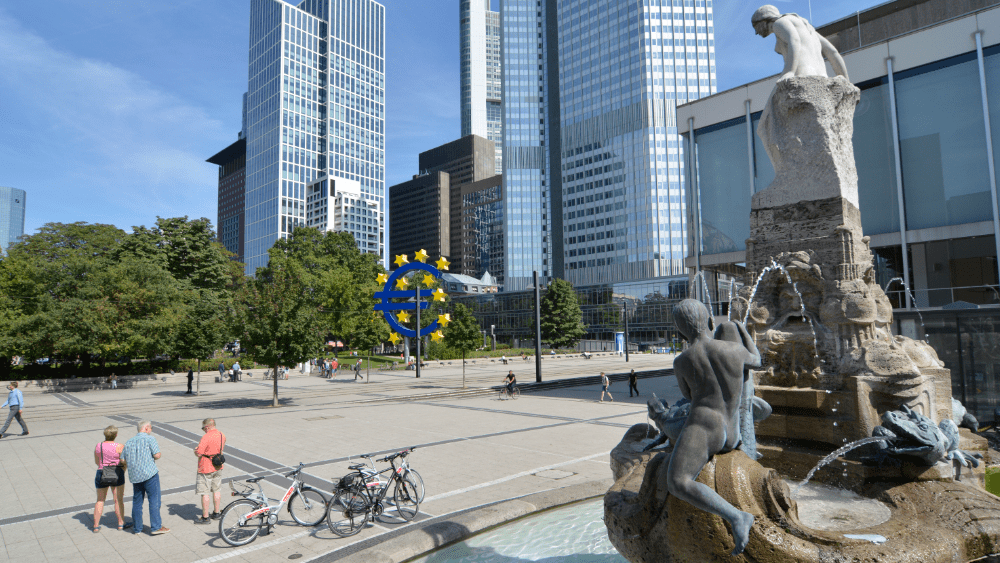 Märchenbrunnen am Rand des umgestalteten Willy Brandt-Platzes mit Blick auf das Bankenviertel