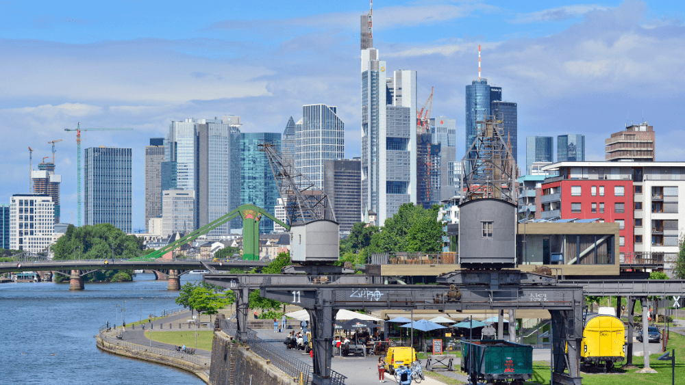 Blick von Osten auf die Ruhrorter Werft mit der Frankfurter Skyline im Hintergrund