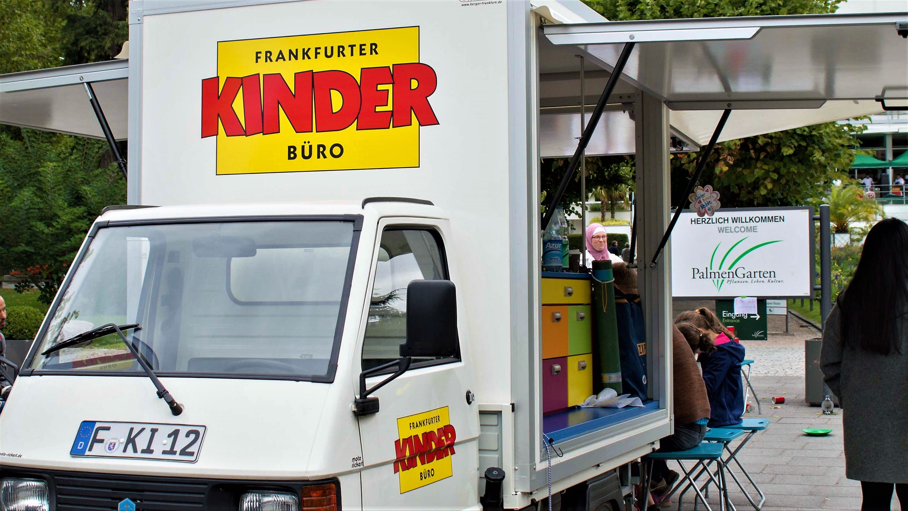 Das Kinderrechtemobil vor dem Palmengarten im Einsatz.