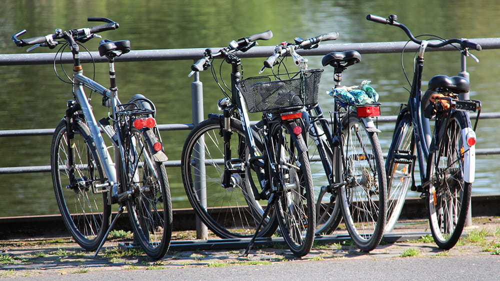 Fahrräder am Mainufer, (c) Stadt Frankfurt am Main, Foto: Stefan Maurer