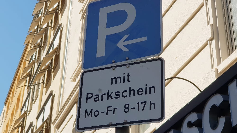 Verkehrsschild Parken mit Parkschein