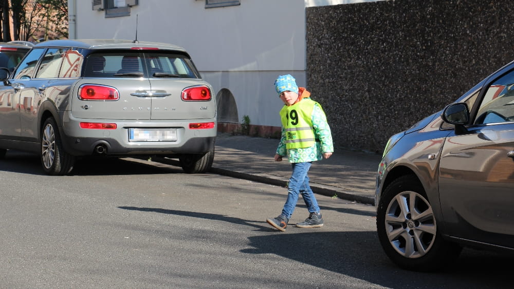 Auch parkende Autos stellen eine Gefahr auf dem Schulweg dar