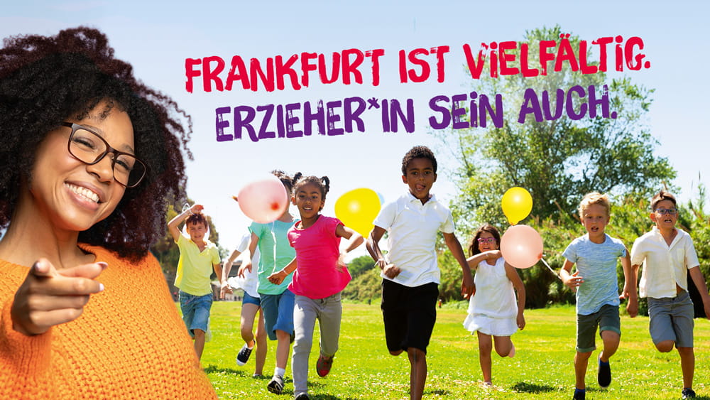 Bild mit einer Erzieherin die freundlich lacht und Kinder im Hintergrund, die mit bunten Luftballons fröhlich rennen.
