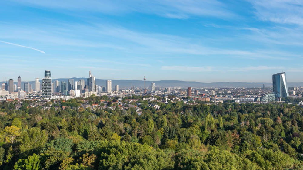 Titelbild Nachhaltigkeitsbericht, Blick auf die Skyline von Frankfurt am Main